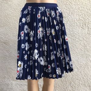 Navy blue floral pleated skirt in EUC!